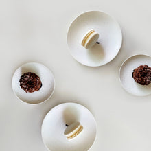 Load image into Gallery viewer, 봄가치 피너츠 세라믹 디저트접시 귀여운 원형 신혼부부 예쁜그릇 집들이선물그릇 찬기