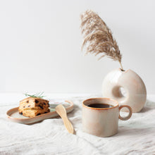 Load image into Gallery viewer, 봄가치 365 세라믹 링머그는 한국에서 제조한 핸드메이드 도자기입니다. 365 Ceramic Ring Mug is handmade ceramics made in Korea.